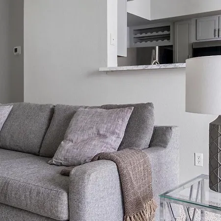 Landing At The Milano - 1 Bedroom In Briar Forest